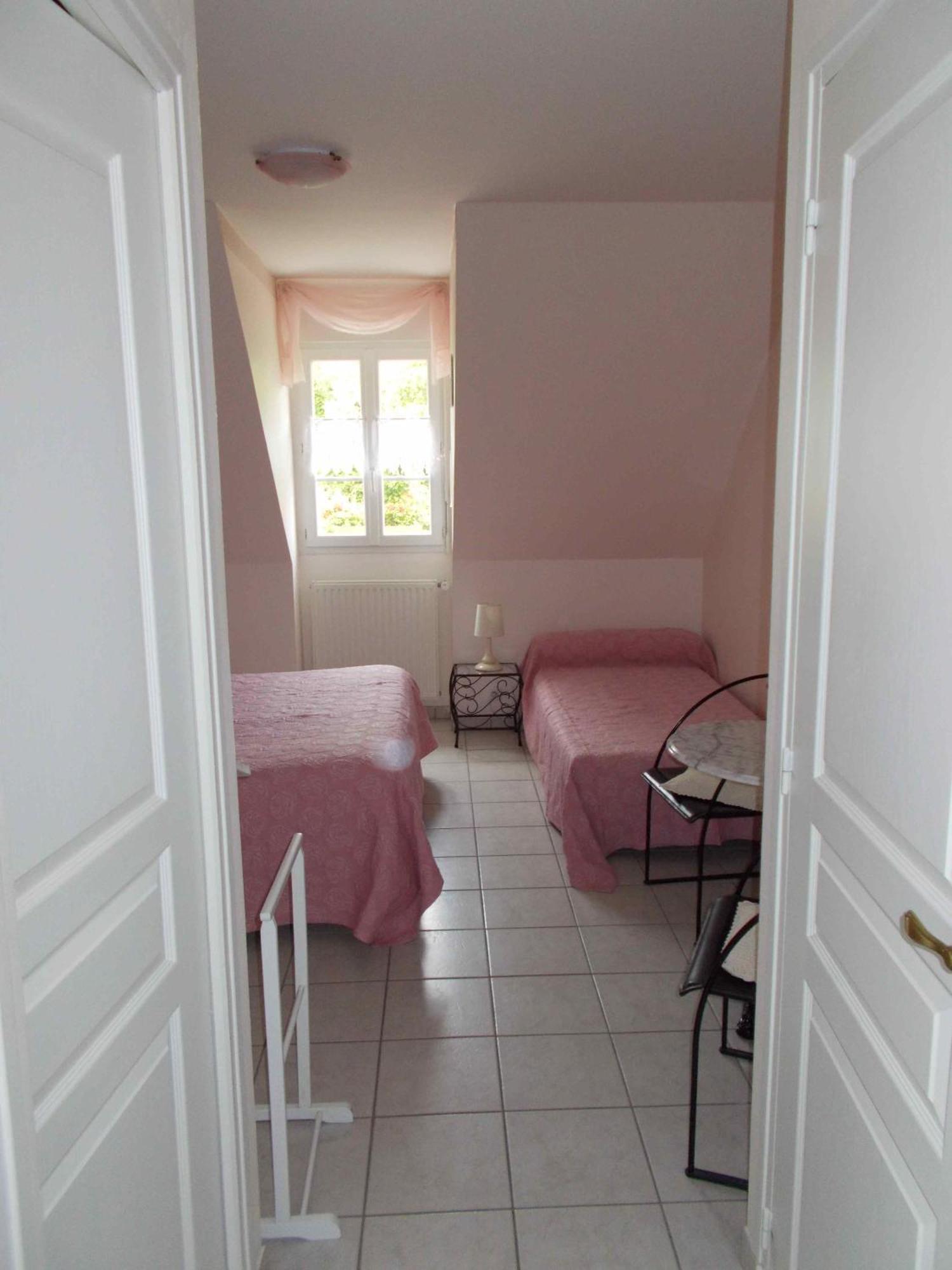 Bed and Breakfast La Bourgade Estréelles Habitación foto
